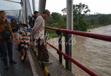 Gubernur Bengkulu Dr. H. Rohidin Mersyah tampak ikut memantau disepanjangan lokasi kejadian. 