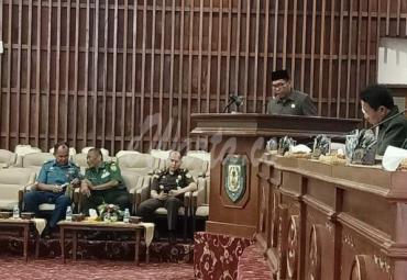 Wagub Bengkulu Dedy Ermansyah menyampampaikan nota penjelasan di Ruang Rapat Paripurna DPRD Provinsi Bengkulu, Kamis (23/01).