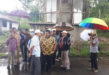Cuaca hujan tak menyurutkan Gubernur Bengkulu dan rombongan meninjau lokasi pembangunan gapura perbatasan.