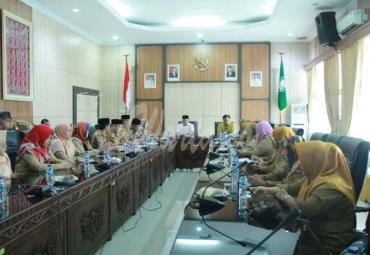 Gubernur Rohidin saat menerima Audensi Guru dan Tenaga Kependidikan Honorer Non K 35+ (GTKHNK 35+) Provinsi Bengkulu, Senin (13/1) di ruang pertemuan lantai III Pemprov Bengkulu.