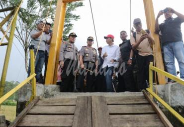 Kapolda dan rombongan sampai di lokasi musibah jembatan runtuh.