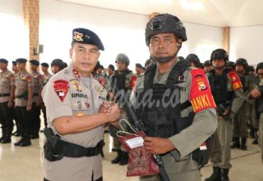 Kapolda Bengkulu Irjen Pol. Drs. Supratman,MH sore ini, Kamis (13/02/2020) pimpin langsung upacara pelepasan personil Sat Brimob Polda Bengkulu di aula adem Polda Bengkulu.
