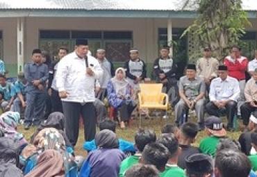 Bupati Mukomuko, Choirul Huda saat menghadiri HAB Kemenag ke- 74 terlihat antusias dan semangat siswa-siswi ikuti rangkaian perlombaan yang di adakan.