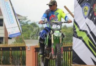 Bupati Rosjonsyah saat menjajal Motor Cross di ajang Trail Adventure.