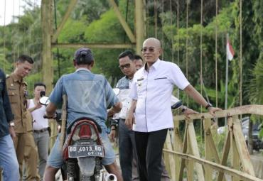 Bupati Bengkulu Selatan, Gusnan Mulyadi tinjau jembatan gantung rusak.