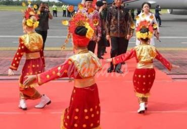 Gubernur Rohidin sambut Presiden RI di bandara Fatmawati Bengkulu.