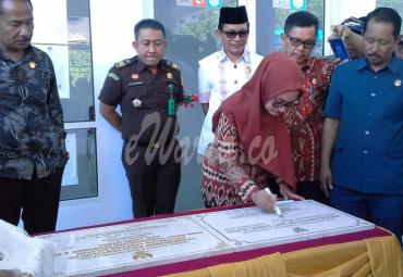 Bupati Lutra, Indah P Indriani menandatangani prasasti peresmian kantor Camat dan UPL PLKB.