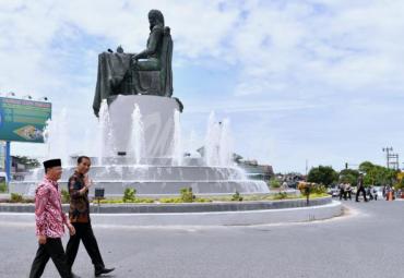 Presiden RI beriringan dengan Gubernur Bengkulu, Rohidin Mersyah.