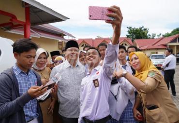 Gubernur Rohidin diajak berselfi Guru GTT dan PTT SMA, SMK dan SLB.