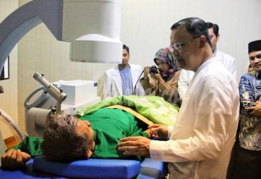 Gubernur Rohidin usai meninjau ESWL Poli Urologi RSUD M Yunus Bengkulu, Kamis (13/02).