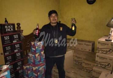 Ratusan botol miras diamankan polisi.