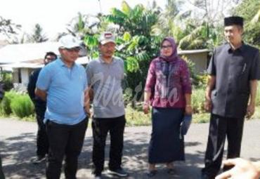 Plt Kadis PUPR saat melakukan sidak bersama Komisi 2 DPRD Kota Bengkulu.