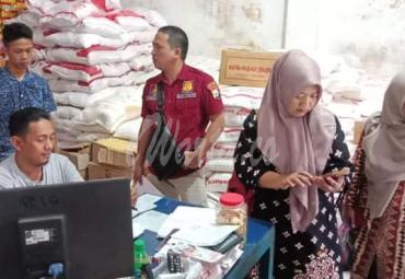 Dinas P2KUKM saat melakukan sidak dan operasi pasar, Minggu (8/03/20).