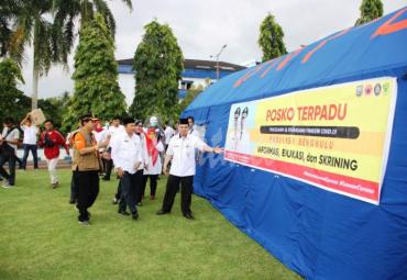 Sekda provinsi Bengkulu, Hamka Sabri saat meninjau dan membuka secara resmi Posko penanganan Covid-19 di RSUD M. Yunus.