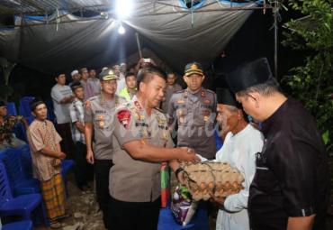 Kapolda Bengkulu Irjen Pol Drs. Supratman, MH dan rombongan saat menyambangi rumah duka penambang tradisional di Lebong.