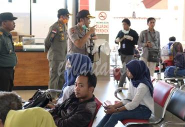 Kabid Dokkes beserta anggota mempraktekan langsung tentang cara cuci tangan yang baik dan benar yaitu ‘TEPUNG SELACI PUPUT’. Ini adalah singkatan dari enam langkah mencuci tangan.