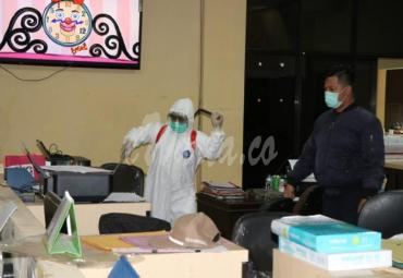 Petugas medis Dinas Kesehatan kota Bengkulu, semprokan Desinfektan ke setiap ruangan di Polda Bengkulu, Senin (23/03/20).