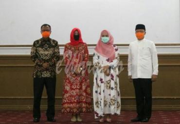 Gubernur dan istri berswafoto bersama.