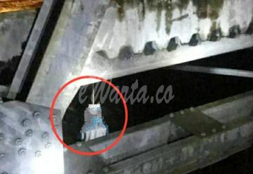 Foto korban masih di bawah jembatan.