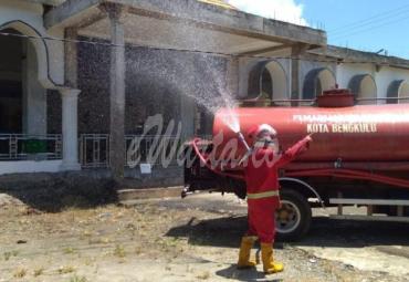 Penyemprotan desinfektan dirumah ibadah wilayah kota Bengkulu.
