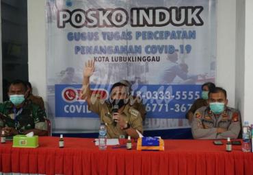 Walikota Lubuklinggau H. SN Prana Putra Sohe saat mengikuti video conference bersama Mendagri dan Menaker.