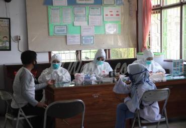 puluhan wartawan tampak bergantian memberikan data dan kemudian menjalani prosedur Rapid Test Covid-19 di Balai Laboratorium Kesehatan Daerah Provinsi Bengkulu.
