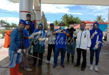 Anggota Dewan Provinsi dapil Mukomuko, Fraksi DPRD dan DPC Demokrat Mukomuko bagikan masker gratis dan lakukan penyemprotan desinfektan.
