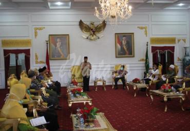 Rapat terbatas pemerintah provinsi Bengkulu bersamatokoh agama, tokoh adat serta organisasi lintas agama sepakat bersatu bersama pemerintah melawan Corona. 