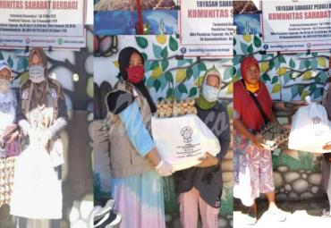 Penyerahan bantuan paket sembako.