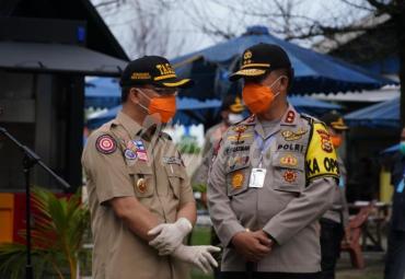 Akrab, Gubernur dan Kapolda Bengkulu tampak bercengkrama bersama.