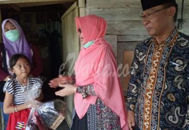 Ekspresi haru sekaligus bahagia tampak jelas di wajah Keisya (8), warga Kelurahan Air Sebakul begitu mendapat bantuan dari Pemerintah Kota Bengkulu melalui Dinas Pendidikan, Jumat (17/4/20).