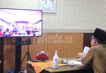Asisten III Setda Provinsi Bengkulu Gotri Suyanto, saat mengikuti Video Conference bersama Inspektur Jenderal (Irjen) Kemendagri RI, di Ruang Pola Provinsi Bengkulu, Senin (20/4).