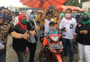 Kadinkes kota Bengkulu bersama JPKP saat membagikan masker ke para pengendara motor dan pedagang pasar tradisional.