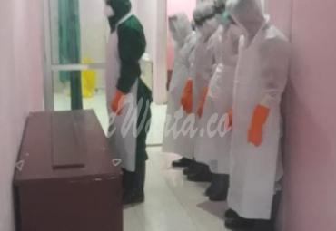 Tim RSHD kota Bengkulu membantu pemulasaraan pasien PDP dari Rumah Sakit Raflesia.