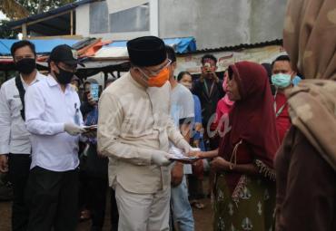Salah satu pedagang Sumirah mengaku baru pertama kali menerima bantuan masker dan ucapan terima kasih disampaikannya kepada Gubernur Rohidin dan rombongan.