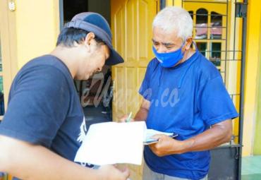 Pemerintah Kota (Pemkot) Bengkulu yang telah menyalurkan bantuan beras dan mie instan kepada masyarakat Kota Bengkulu yang terdampak covid-19.