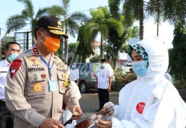 Kapolda menyerahkan piagam penghargaan secara langsung kepada tenaga medis. 
