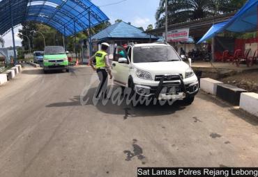 Polda Bengkulu dan jajaran memeriksa setiap pengendara yang melintas keluar masuk ke Bengkulu.