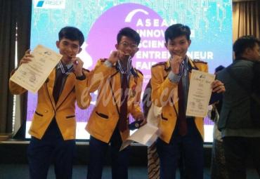 Tiga siswa SMA 10 Pentagon Kaur, peraih medali emas di ASEAN Innovative Science dan Enterpreneur Fair (AISEF) 2020 yang diselenggarakan Indonesian Younh Scientist Assocation (IYSA) di Kota Surabaya. 