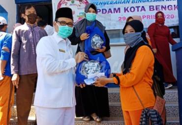 Sebagai bentuk rasa kepeduliannya kepada masyarakat, BUMD Pemerintah Kota (Pemkot) Bengkulu ini membagi-bagikan bingkisan berbuka puasa kepada masyarakat.