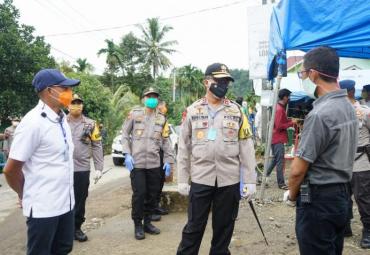 Kapolda Bengkulu Irjen Pol. Drs. Supratman,MH saat meninjau posko covud-19 di Bengkulu Selatan.