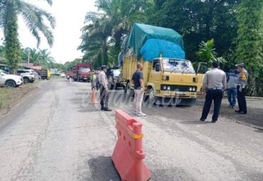 Mobil yang melintas di periksa secara ketat oleh petugas.