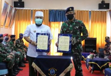 Walikota Bengkulu Helmi Hasan dan Komandan Lanal Bengkulu Letkol Laut (P) Yustus Nasarius Rossi menandatangani nota kesepahaman di markas pangkalan Angkatan Laut Bengkulu, pukul 09.15 WIB.