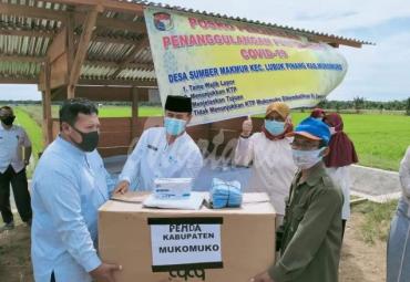 Bupati Mukomuko Choirul Huda menyerahkan bantuan APD kepada tenaga medis di SP 8.