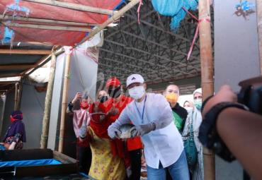 Gubernur Rohidin membagikan masker gratis di pasar tradisional Muara Aman Kabupaten Lebong, Jumat (7/5/20).