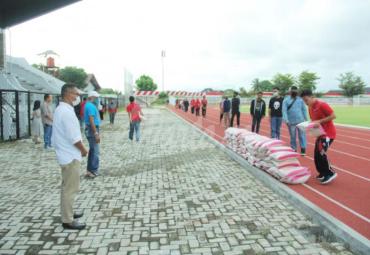 Wakil Gubernur Dedy Ermansyah menyerahkan 115 bantuan Beras Pemprov Bengkulu kepada Atlet Disabilitas, beberapa mantan atlet dan juga Pedagang kaki lima yang berjualan di sekitar Stadion Semarak Provinsi Bengkulu, (10/5).