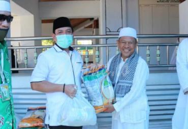 Wawali saat menyerahkan bantuan sembako.