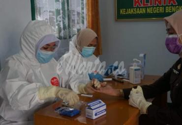 Kepala Kejari Bengkulu Emilwan Ridwan, SH, MH mengatakan ditengah wabah Covid-19, pihak Kejari melaksanakan rapid test guna pencegahan penyebaran Covid-19 sekaligus sebagai langkah deteksi dini terhadap para pegawainya.