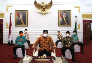 Gubernur Bengkulu Rohidin Mersyah mengikuti Video Conference (Vicon) bersama Menko Perekonomian, Menteri terkait dan Gubernur se-Indonesia, Kamis (21/5) bertempat di Gedung Daerah Balai Raya Semarak.