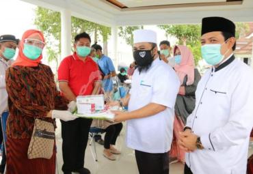 Bantuan ini diserahkan langsung Walikota Bengkulu Helmi Hasan didampingi Wakil Walikota Bengkulu Dedy Wahyudi kepada perwakilan tenaga medis di Unit Pelaksana Teknis Dinas (UPTD) Kesehatan Puskesmas Kota Bengkulu, di Balai Kota, Jumat (22/5/2020).